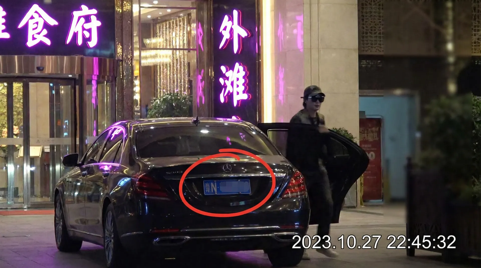 [黑丝女警队]黑丝女警队最新入口_深度揭秘黑丝女警队 - 豪车餐厅外偷拍